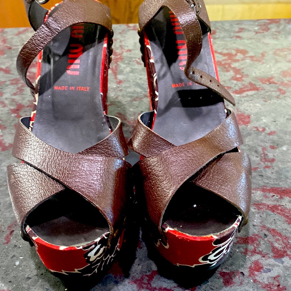 Platform shoes with material red white and brown flower print on the side